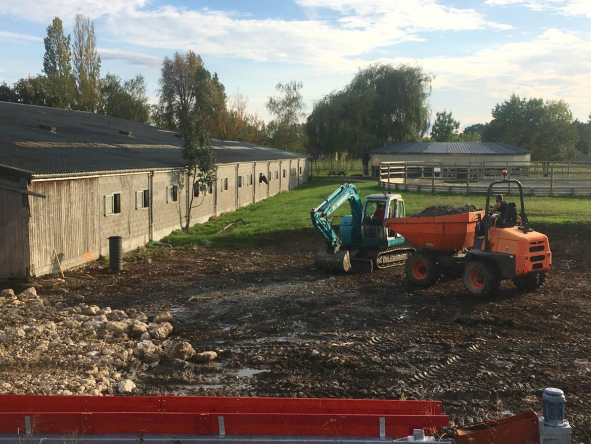 Travaux aux Écuries du Bois Clos, centre équestre dans le Pays de Gex